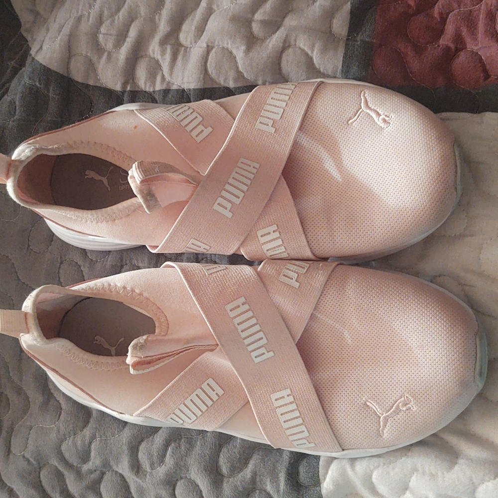 Puma tennis shoes light pink